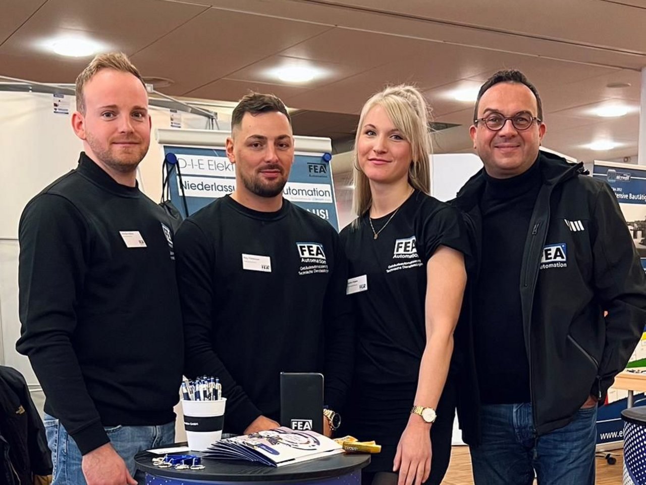 Team der FEA Chemnitz auf einer Fachmesse für Gebäude- und Industrieautomation.